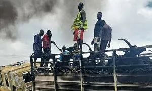 Xe bồn va chạm xe tải gây nổ lớn ở Nigeria, 48 người chết