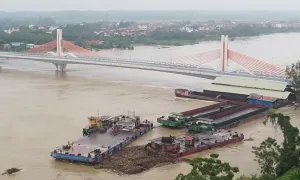Hiện trường 7 tàu, sà lan mắc kẹt ở cầu nối Phú Thọ - Vĩnh Phúc