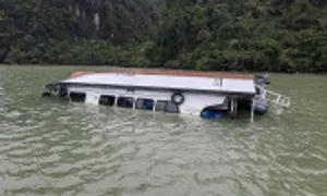 Tàu du lịch, khách sạn Hạ Long 'mất sức' sau bão