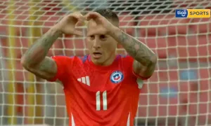 Tiền đạo Chile ghi bàn dù thủ môn chấn thương