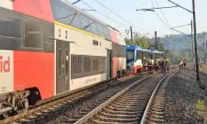 Tàu hỏa va chạm vì vượt đèn đỏ, 35 người bị thương