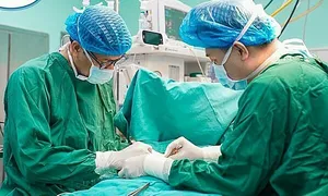 Bé gái kẹt tay vào cửa siêu thị đứt lìa ngón