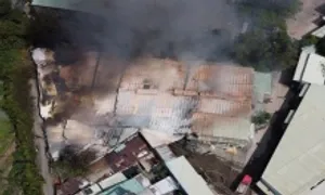 Cháy xưởng gỗ 1.000 m2 trong khu dân cư ở TP HCM