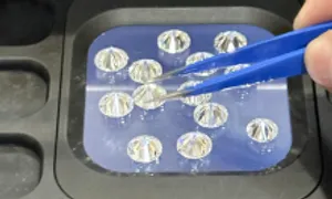 Hơn 700 viên kim cương trong hộp bánh du khách Ấn Độ mang vào Việt Nam